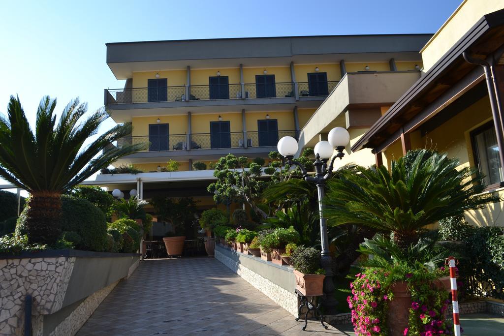 多纳托餐厅酒店 Calvizzano 外观 照片